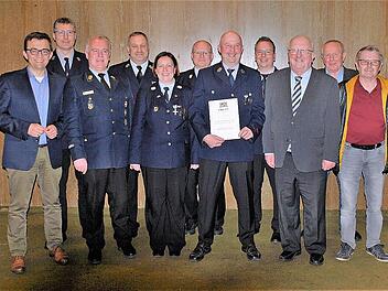Carolin Wicklein (Fünfte von links) wurde für 25 Jahre aktiven Dienst, Uwe Fleischmann (Fünfter von rechts) für 40 Jahre aktiven Dienst geehrt, Markus Zeuß ( Zweiter von links) ist seit 30 Jahren aktiv. Mit im Bild die Geehrten für Mitgliedschaft ...