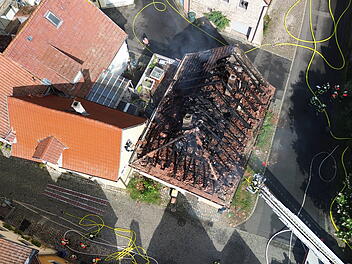 Brand eines Einfamilienhauses in Frickenhausen: Feuerwehr im Einsatz