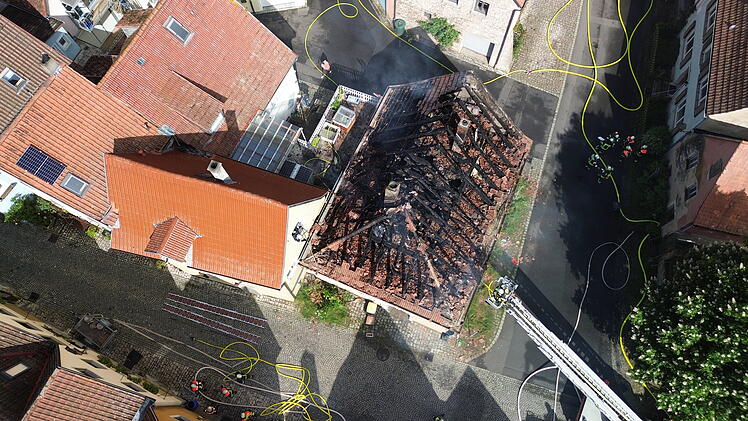 Brand eines Einfamilienhauses in Frickenhausen: Feuerwehr im Einsatz