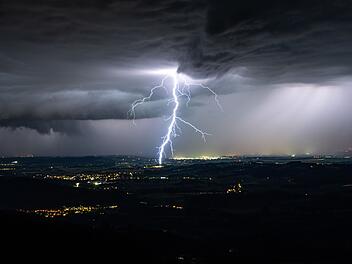 Unwetter in Bayern sorgen für Überschwemmungen und Stromausfälle