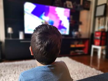 "Lineares Fernsehen hat überraschend viel Bedeutung", betont Medienpädagogin Maya Götz im Interview: "Die Kinder gucken durchschnittlich 60 Minuten täglich lineares Kinderfernsehen."