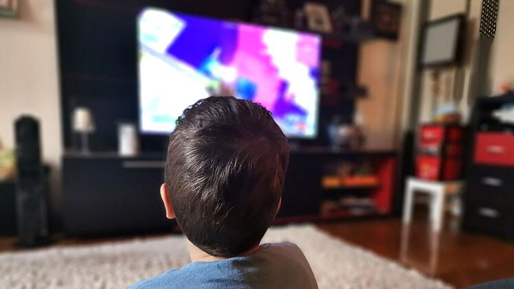 "Lineares Fernsehen hat überraschend viel Bedeutung", betont Medienpädagogin Maya Götz im Interview: "Die Kinder gucken durchschnittlich 60 Minuten täglich lineares Kinderfernsehen."