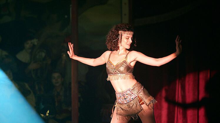 Zirkusartistin Delphine (Aylin Tezel) will im Wilden Westen neu anfangen.