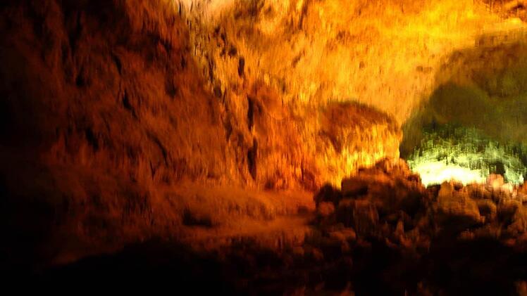 Iinteressante Farbenspiele boten sich in der Höhle "Cuevas de los Verdes". Foto: Günther Geiling