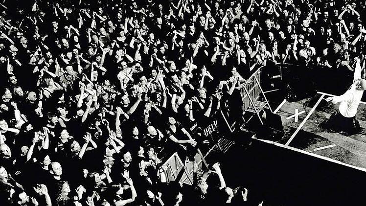 Knapp 15 000 Fans jubelten 2011 dem "Grafen" von Unheilig auf dem Coburger Schlossplatz zu. Auch heuer werden wieder Tausende zu den Open-Airs erwartet. Foto: CT-Archiv