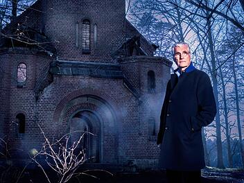 Sky du Mont moderiert die Show "Haunted - Seelen ohne Frieden".