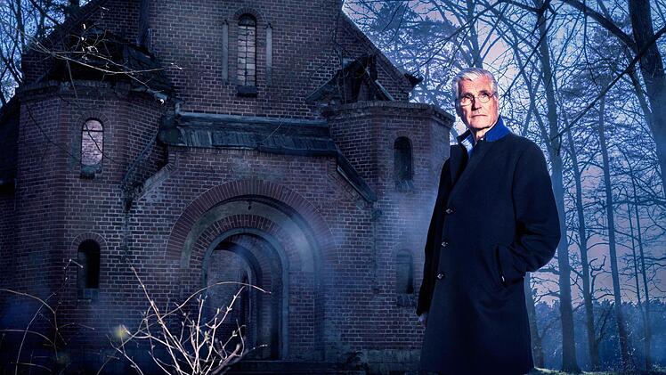 Sky du Mont moderiert die Show "Haunted - Seelen ohne Frieden".