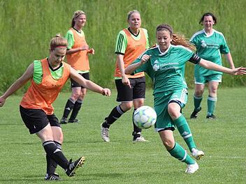 Die Lonnerstadterinnen um Verena Haberkamm (rechts) müssen zum Rückrundenauftakt in der Bezirksoberliga bei einer vermutlich verstärkten Reserve der SpVgg Greuther Fürth ran.