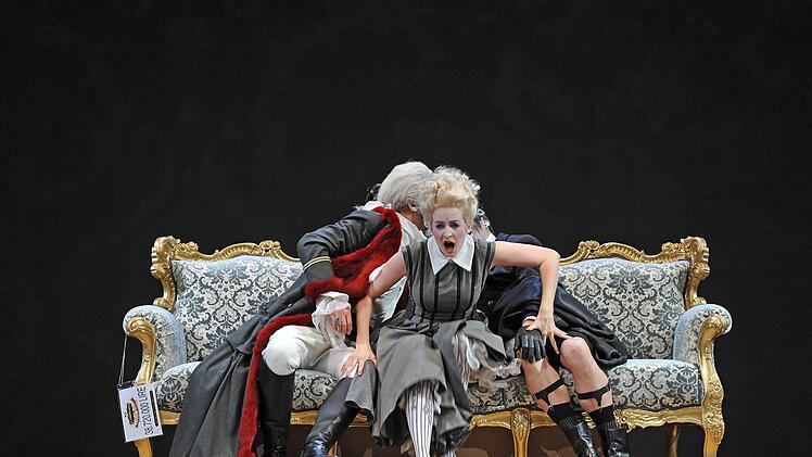 Turbulente Verwechslungen: Szene aus der Neuinszenierung von "Figaros Hochzeit" am Landestheater Coburg.Foto: Andrea Kremper