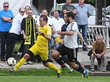 Schneller Frankone: Thulbas Tobias Huppmann läuft Geesdorfs Uli Konrad davon.Hopf