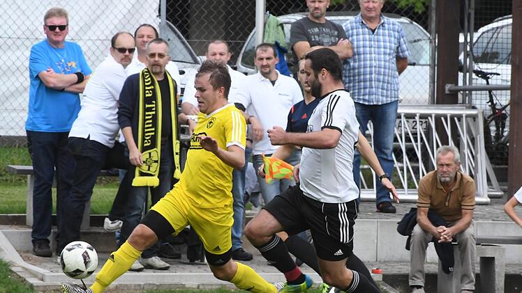 Schneller Frankone: Thulbas Tobias Huppmann läuft Geesdorfs Uli Konrad davon.Hopf