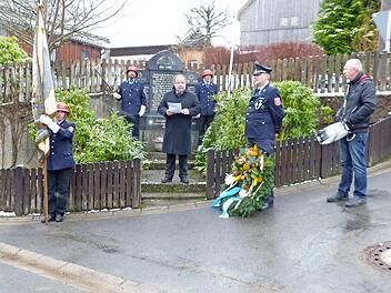 Bürgermeister Werner Burger bei seiner Ansprache; mit im Bild die Ehrenwache sowie (weiter nach rechts) Kommandant Christian Fittner und Trommler Raimund Stark Foto: Klaus-Peter Wulf