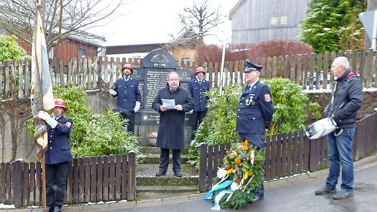 Bürgermeister Werner Burger bei seiner Ansprache; mit im Bild die Ehrenwache sowie (weiter nach rechts) Kommandant Christian Fittner und Trommler Raimund Stark Foto: Klaus-Peter Wulf