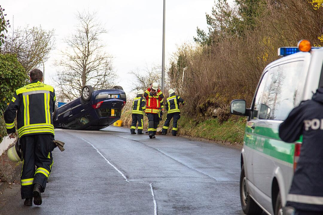 Kreis Coburg: 81-Jähriger überschlägt sich mit seinem Auto