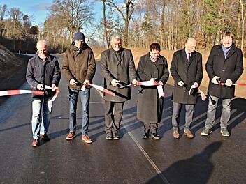 Nach viereinhalb Monaten Bauzeit erfolge symbolisch die Freigabe der Kreisstraße HAS 51 zwischen Ebern und Gleusdorf. Das Foto zeigt von links: Wolfgang Beil, Firma Strabag, Martin Lang und Bürgermeister Jürgen Hennemann, Stadt Ebern, Erika Stubenrauch vom gleichnamigen Ingenieurbüro in Königsberg, Landrat Wilhelm Schneider und Alfons Schanz von der Tiefbauverwaltung des Landkreises. Helmut Will