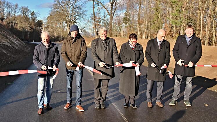 Nach viereinhalb Monaten Bauzeit erfolge symbolisch die Freigabe der Kreisstraße HAS 51 zwischen Ebern und Gleusdorf. Das Foto zeigt von links: Wolfgang Beil, Firma Strabag, Martin Lang und Bürgermeister Jürgen Hennemann, Stadt Ebern, Erika Stubenrauch vom gleichnamigen Ingenieurbüro in Königsberg, Landrat Wilhelm Schneider und Alfons Schanz von der Tiefbauverwaltung des Landkreises. Helmut Will