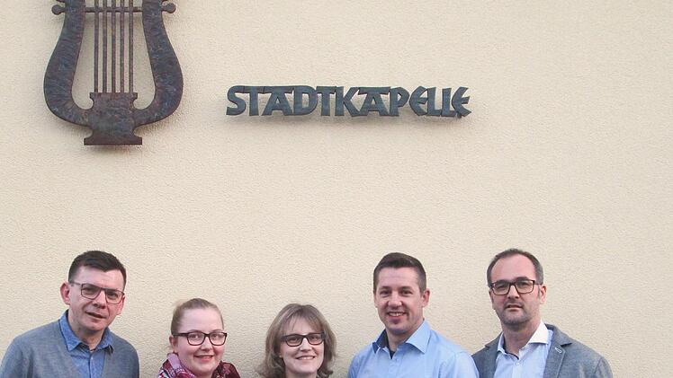 Bürgermeister Armin Warmuth (links) hofft auf eine gute Zukunft der Stadtkapelle und dankte dem neugewählten Vorstand (von links) Katrin Simon, Martina Kunkel, Frank Gerlach und Christoph Emmerth. Winfried Ehling