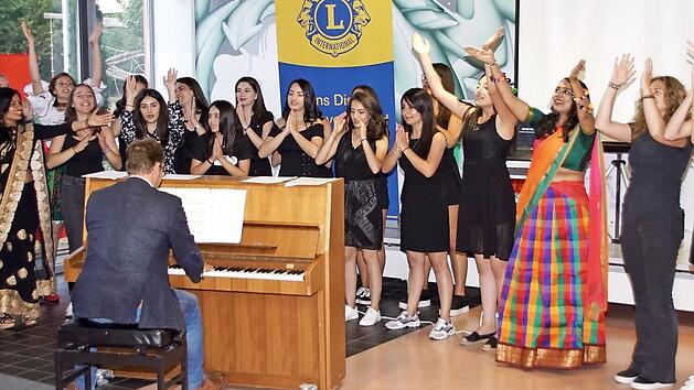 Zu einem fröhlichen Chor wuchsen die Youth-Camp-Teilnehmer innerhalb einer Woche zusammen - die Zuhörer waren begeistert. Fotos: Sabine Weinbeer