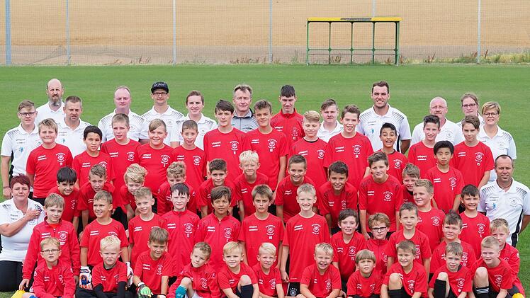 Unser Gruppenbild stammt von der Saisoneröffnung der JFG Oberes Werntal im Jahr 2019. Mit der Auflösung der Juniorenfördergemeinschaft werden die Fußball-Talente der Großgemeinde Oerlenbach wieder Teams in Form von Spielgemeinschaften bilden. Foto: Jürgen Schmitt