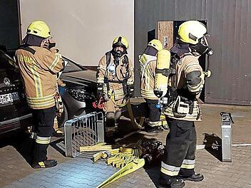 Die Feuerwehrleute übten mit schwerem Atemschutz.