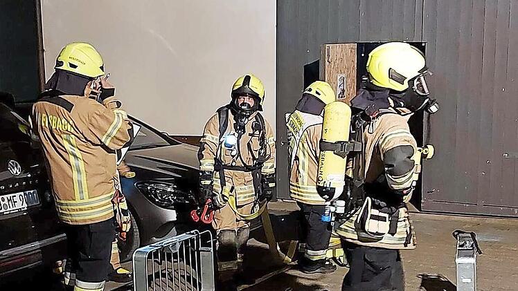 Die Feuerwehrleute übten mit schwerem Atemschutz.