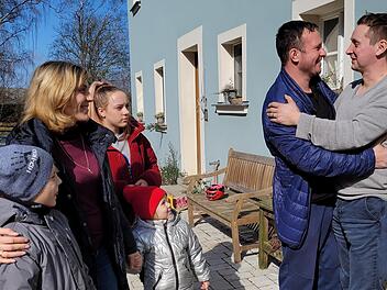 Die Freude war groß, als die Familie Konovalov auf dem Bauernhof im Rugendorfer Ortsteil Eisenwind angekommen ist. Roman Konovalov und Michael Dreßel (rechts) umarmen sich. Mit auf dem Bild David, Marina, Katheryna und Anastasia Konovalov.