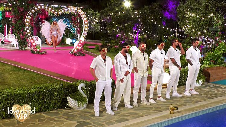 Single-Dame Laura Blond zieht in die "Love Island VIP" Villa ein und mischt die Männer direkt ordentlich auf!