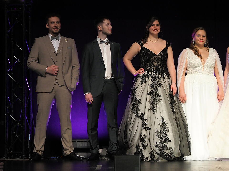 Inkl. Braut- und Festmodenschauen.