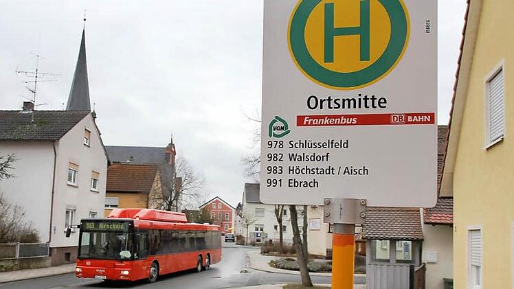 In Pettstadt hält derzeit noch der rote "Frankenbus". Geht es nach dem Willen der Gemeinde, sollen in absehbarer Zeit hier die Busse der Bamberger Stadtwerke die ÖPNV-Aufgaben übernehmen. Foto: Michael Gründel