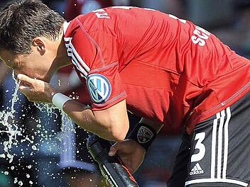 Wassereimer am Spielfeldrand gehören dazu. Für das Wochenende sind extreme Temperaturen angesagt, zusätzliche Trinkpausen während jeder Halbzeit sind nicht nur empfehlenswert, sondern dringend notwendig. Eine generelle Absage schließt der Bayerische Fußball-Verband jedoch aus. Foto: Archiv