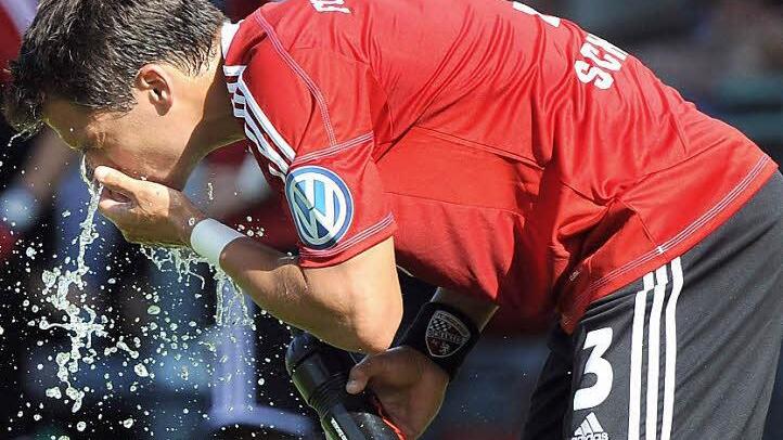 Wassereimer am Spielfeldrand gehören dazu. Für das Wochenende sind extreme Temperaturen angesagt, zusätzliche Trinkpausen während jeder Halbzeit sind nicht nur empfehlenswert, sondern dringend notwendig. Eine generelle Absage schließt der Bayerische Fußball-Verband jedoch aus. Foto: Archiv