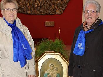 Die Vorsitzenden Irene Loch (links) und Therese Thoma (rechts) hatten eine gemeinsame Feier "50 Jahre katholischer Frauenkreis und Schönstattgruppe" organisiert. Viele Frauen aus der Umgebung waren dabei.