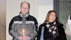 Die Reservistenkameradschaft (mit Kerze: Vorsitzender Bernd Brückner) übernahm die Patenschaft für den Stolperstein zum Gedenken an Betty Friedmann in der Ketschengasse.