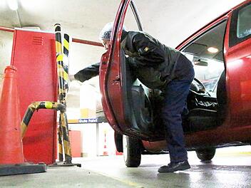 Jeder hat so seine Technik, wie er in der Tiefgarage unter dem Paradeplatz am besten an den Münzschlitz kommt. Fotos: Josef Hofbauer