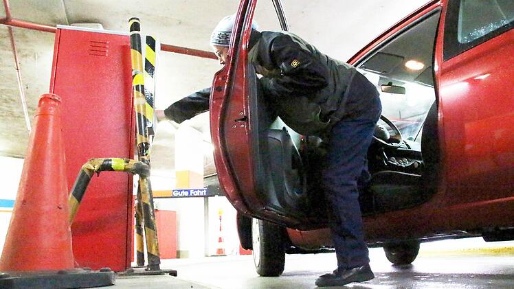 Jeder hat so seine Technik, wie er in der Tiefgarage unter dem Paradeplatz am besten an den Münzschlitz kommt. Fotos: Josef Hofbauer