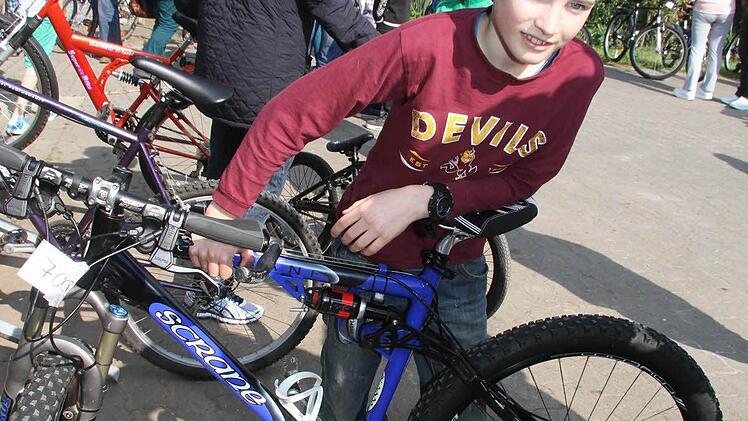 Jonathan Kaiser (11) sucht sich ein Scrane-Mountainbike mit hochwertiger XT-Ausstattung aus. Mit 700 Euro hat er das teuerste Rad des Tages erstanden.