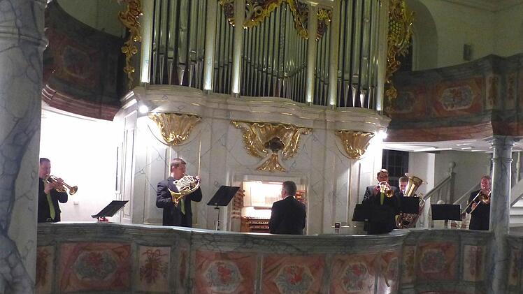 Zum Abschluss gesellte sich "Culma Brass" (von links Norbert Lodes, Leszek Waskowski, Harald Streit, Joel Zimmermann und Wolfgang Kleinlein) auf die Empore zu Organist Thomas Grünke. Foto: Dieter Hübner