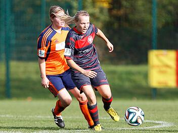 Zweikampfstark und entschlossen: Sophia Dietze (rechts) vom ETSV Würzburg im Spiel beim FFC Montabaur, wo der Zweitligist aus Unterfranken mit 2:1 erfolgreich war. Foto: Frank Scheuring
