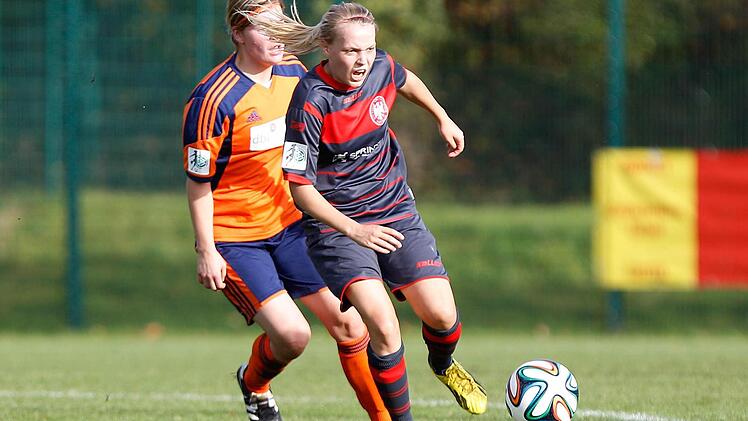 Zweikampfstark und entschlossen: Sophia Dietze (rechts) vom ETSV Würzburg im Spiel beim FFC Montabaur, wo der Zweitligist aus Unterfranken mit 2:1 erfolgreich war. Foto: Frank Scheuring
