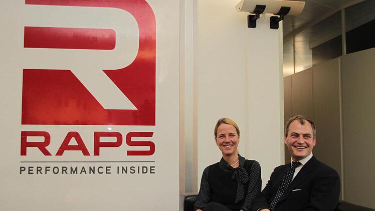 Geschäftsführerin Maria-Johanna Schaecher und Frank Kühne, der den Raps-Beirat führt, vor dem neuen Firmen-Logo. Foto: Jürgen Gärtner