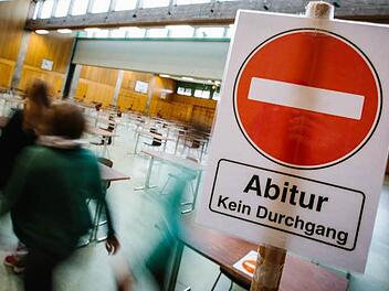 Heute wird die Zweifachhalle am Schulzentrum zum "Sperrgebiet". Mit dem Fach Deutsch beginnen dort die Abiturprüfungen des Frankenwald-Gymnasiums. Foto: Hendrik Steffens