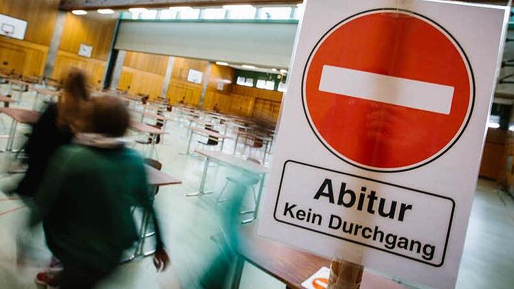 Heute wird die Zweifachhalle am Schulzentrum zum "Sperrgebiet". Mit dem Fach Deutsch beginnen dort die Abiturprüfungen des Frankenwald-Gymnasiums. Foto: Hendrik Steffens
