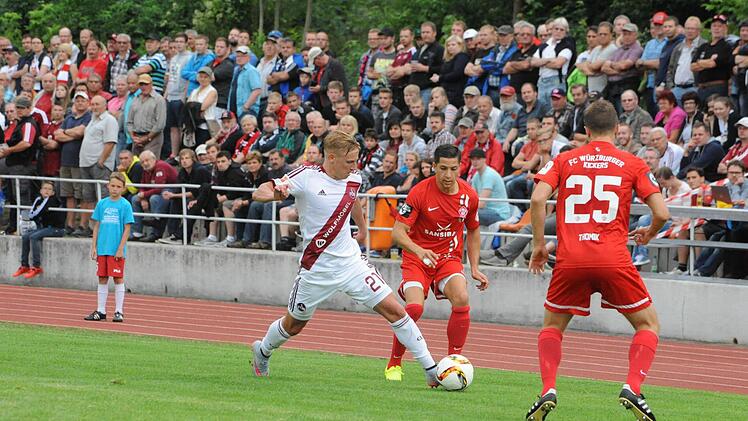 Impressionen vom Spiel des 1. FC Nürnberg (weiße Trikots) gegen die Würzburger Kickers (2:2). Foto: Hopf