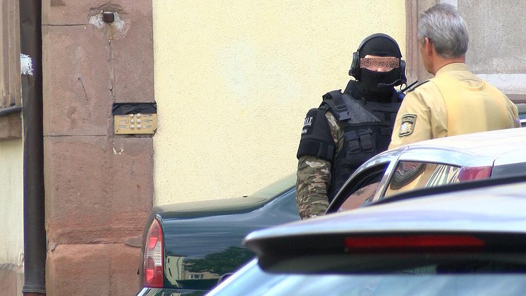 SEK Einsatz - Mann droht mit angeblicher Waffe
