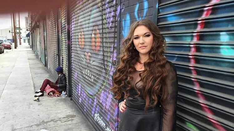 Angie Katze kann auch ganz anders: In "Fock Ya" gibt sie sich als coole Rapperin vor schäbiger Kulisse.