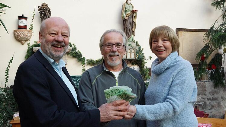 Reinhard Beichel (Mitte) nimmt das Spendengeld von Hans-Josef Fell und Annemarie Fell entgegen. Foto: Arkadius Guzy