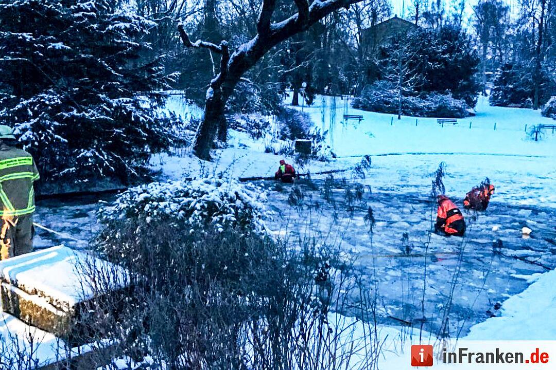 Tragischer Eisunfall in Bayreuth: Hund und Frauchen brechen in Weiher ein
