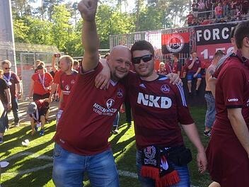 Stolz, zufrieden und einfach nur glücklich: Dominik Horn (links) und Tim Mäder, beide treue Mitglieder des Fanclubs "Clubrausch Grub", liefen nach dem Schlusspfiff in Sandhausen auf den Rasen und feierten gemeinsam mit den Spielern des FCN den Aufstieg in die 1. Bundesliga. Fotos: privat