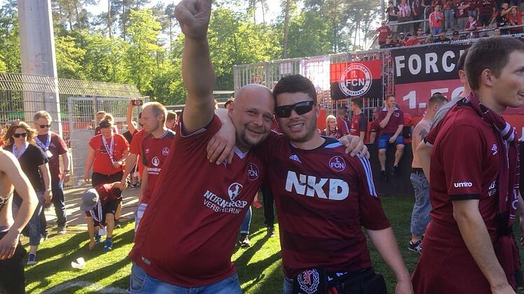 Stolz, zufrieden und einfach nur glücklich: Dominik Horn (links) und Tim Mäder, beide treue Mitglieder des Fanclubs "Clubrausch Grub", liefen nach dem Schlusspfiff in Sandhausen auf den Rasen und feierten gemeinsam mit den Spielern des FCN den Aufstieg in die 1. Bundesliga. Fotos: privat