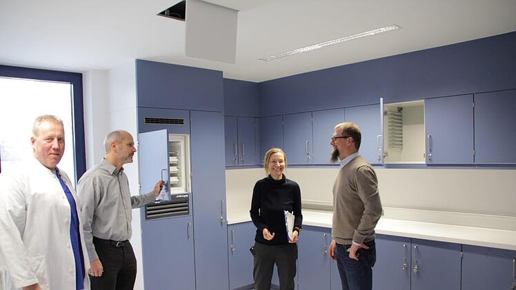 Chefarzt Martin Grauer, Verwaltungsleiter Albert Prickarz, Pflegedienstleiterin Bianca Dotterweich und Hygiene-Fachkraft Markus Brohasga (von links) in einem der neuen Stationsstützpunkte.